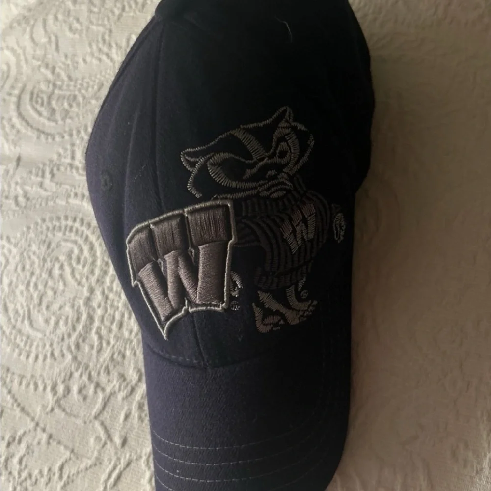 Wisconsin Badgers Navy Blue Cap with Embroidered Design youth Fitted Small